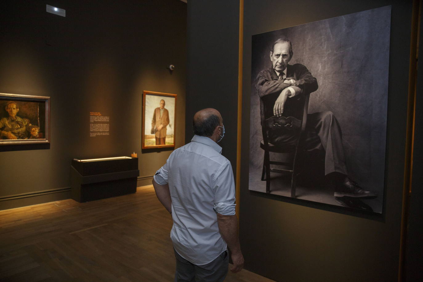 La Biblioteca Nacional inaugura este jueves la gran muestra sobre el novelista y periodista vallisoletano Miguel Delibes, con motivo del centenario de su nacimiento.