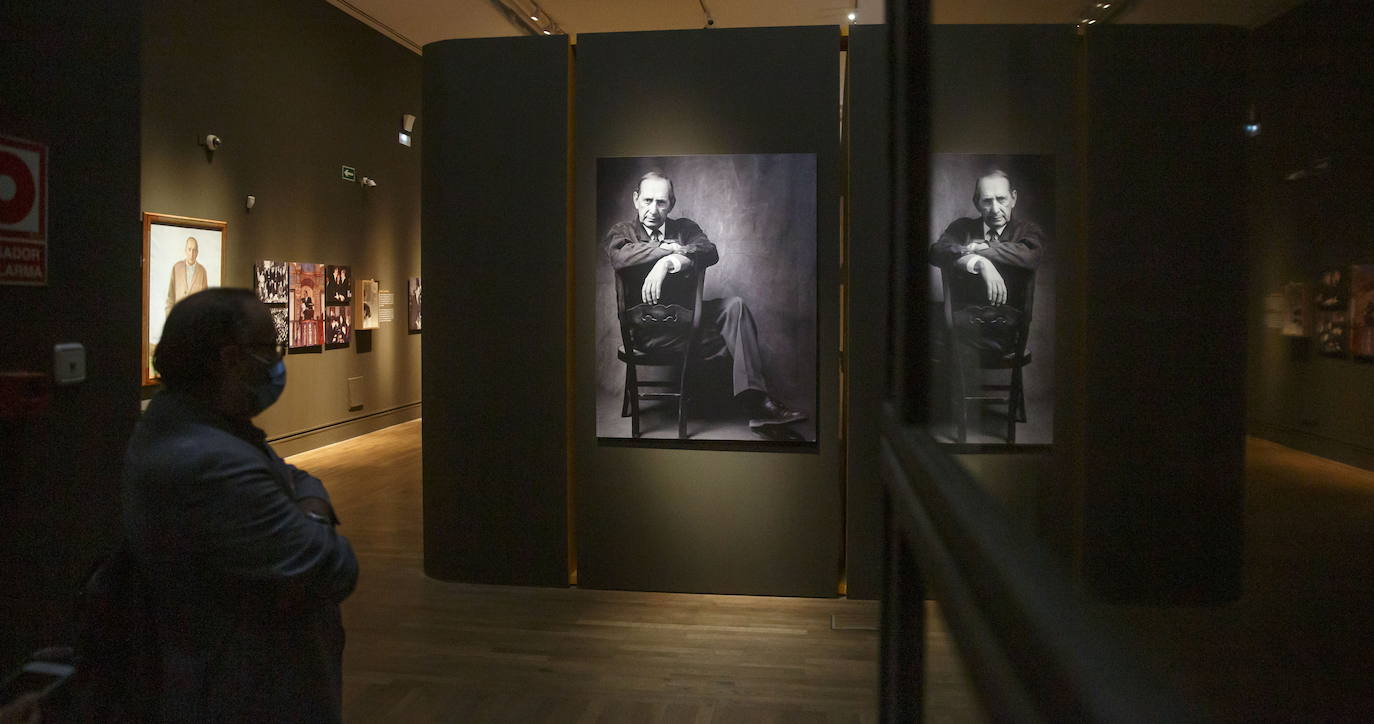 La Biblioteca Nacional inaugura este jueves la gran muestra sobre el novelista y periodista vallisoletano Miguel Delibes, con motivo del centenario de su nacimiento.