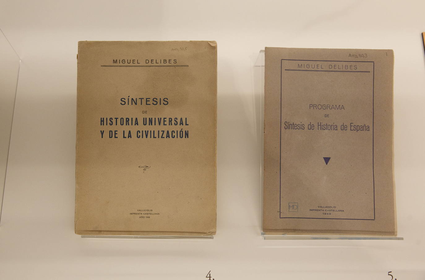 La Biblioteca Nacional inaugura este jueves la gran muestra sobre el novelista y periodista vallisoletano Miguel Delibes, con motivo del centenario de su nacimiento.