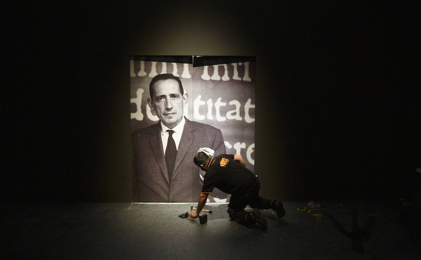 La Biblioteca Nacional inaugura este jueves la gran muestra sobre el novelista y periodista vallisoletano Miguel Delibes, con motivo del centenario de su nacimiento.