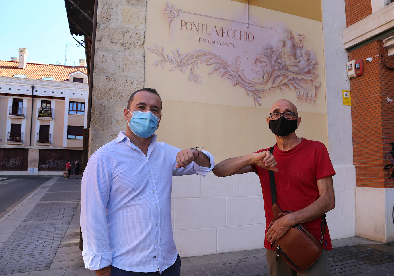 Anselmo Fierro y Mario Seoane, en la puerta del restaurante. 