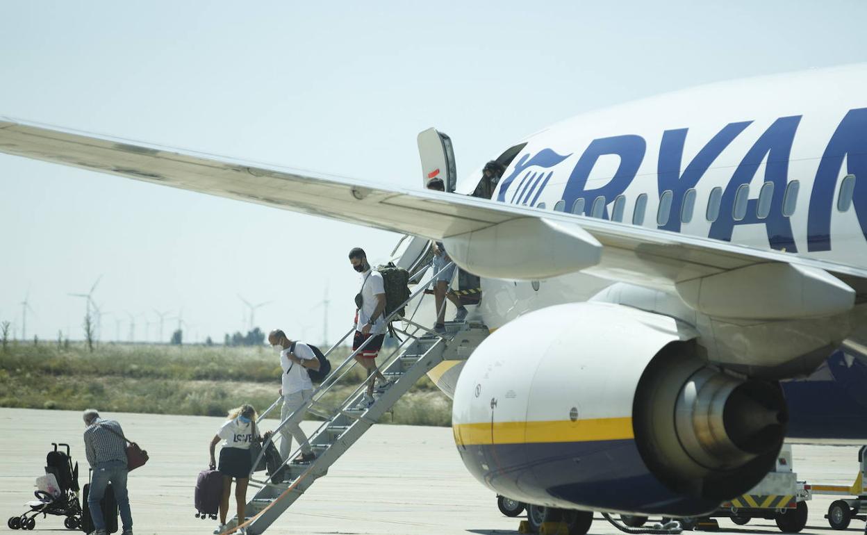 Pasajeros descienden de un avión de Ryanair en Villanubla. 