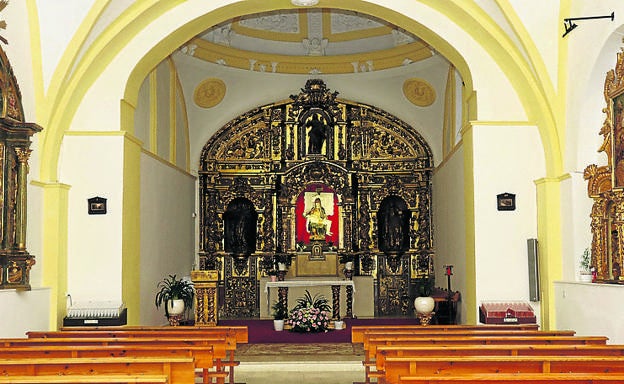 Interior de la ermita de la Virgen de las Angustias. En el centro, el sagrario tabernáculo de este pequeño templo