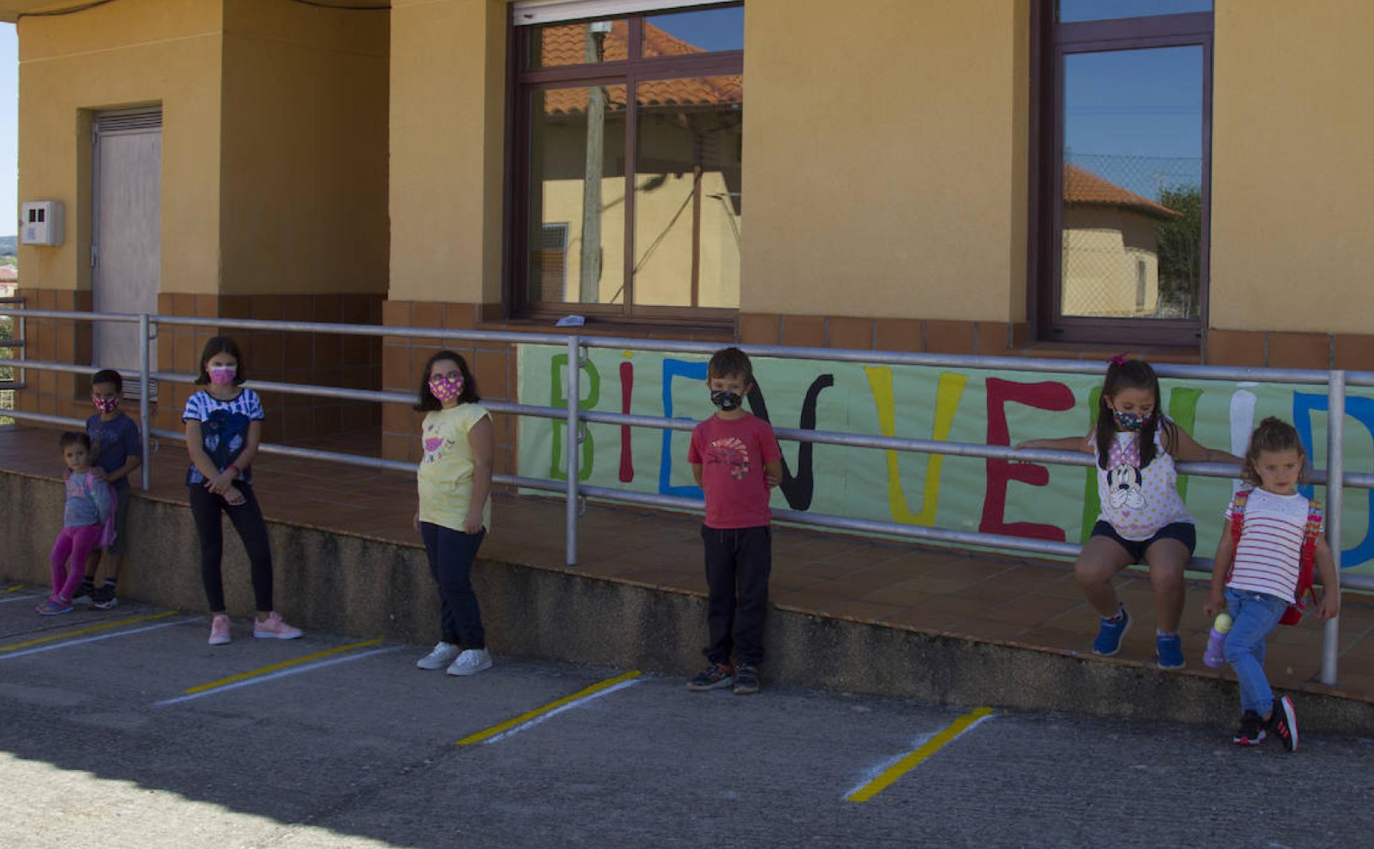 Los escolares, a la entrada del colegio de Arrabalde.