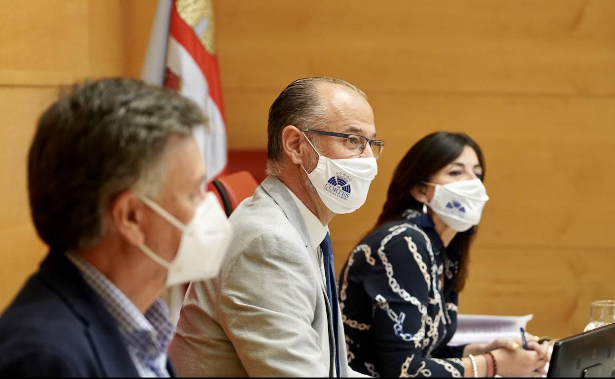 El presidente de las Cortes, Luis Fuentes, de Ciudadanos, entre Francisco Vázquez (PP) y Ana Sánchez (PSOE).