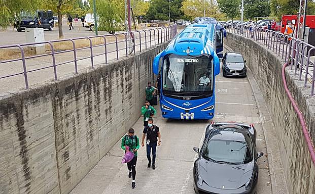 15:15 horas.  Momento de la llegada de la Real Sociedad a Zorrilla. 