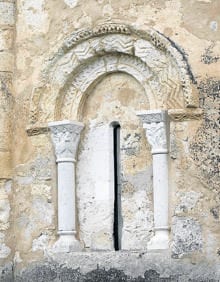 Imagen secundaria 2 - Arriba, interior de la iglesia de San Andrés; abajo, yacimiento arqueológico sin tratar de La Cañadilla y ábside románico de la iglesia del núcleo agregado de Molpeceres 