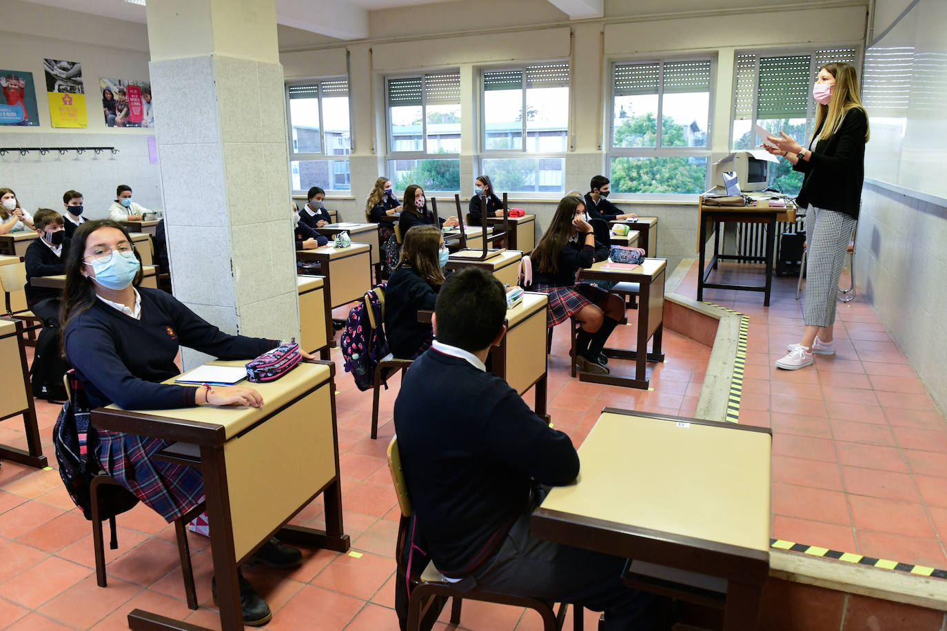 Primer día de los alumnos de Secundaria y Bachillerato en el Colegio Cristo Rey de Valladolid.