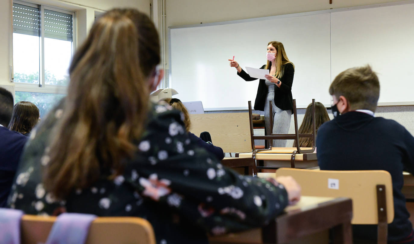 Primer día de los alumnos de Secundaria y Bachillerato en el Colegio Cristo Rey de Valladolid.