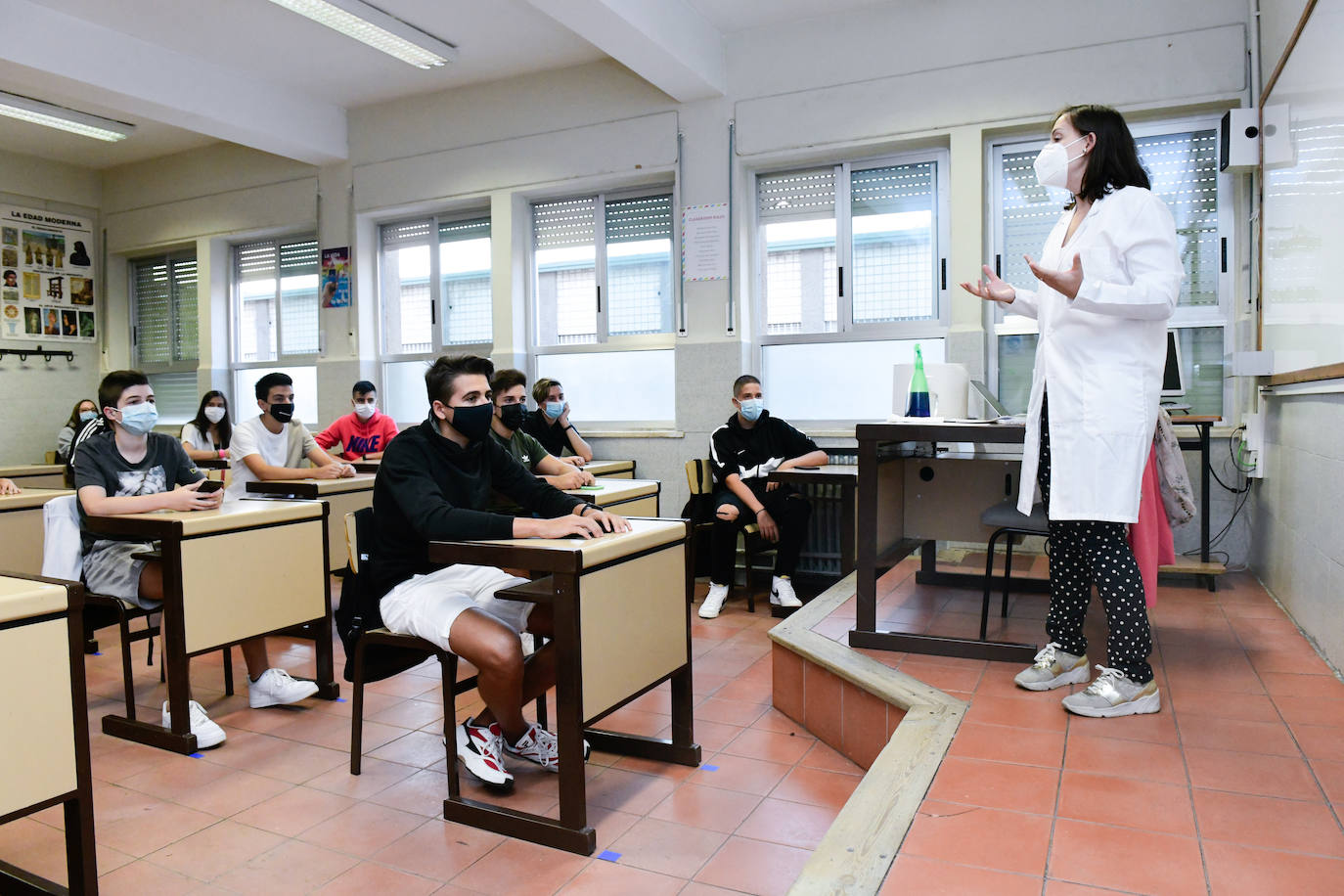 Primer día de los alumnos de Secundaria y Bachillerato en el Colegio Cristo Rey de Valladolid.