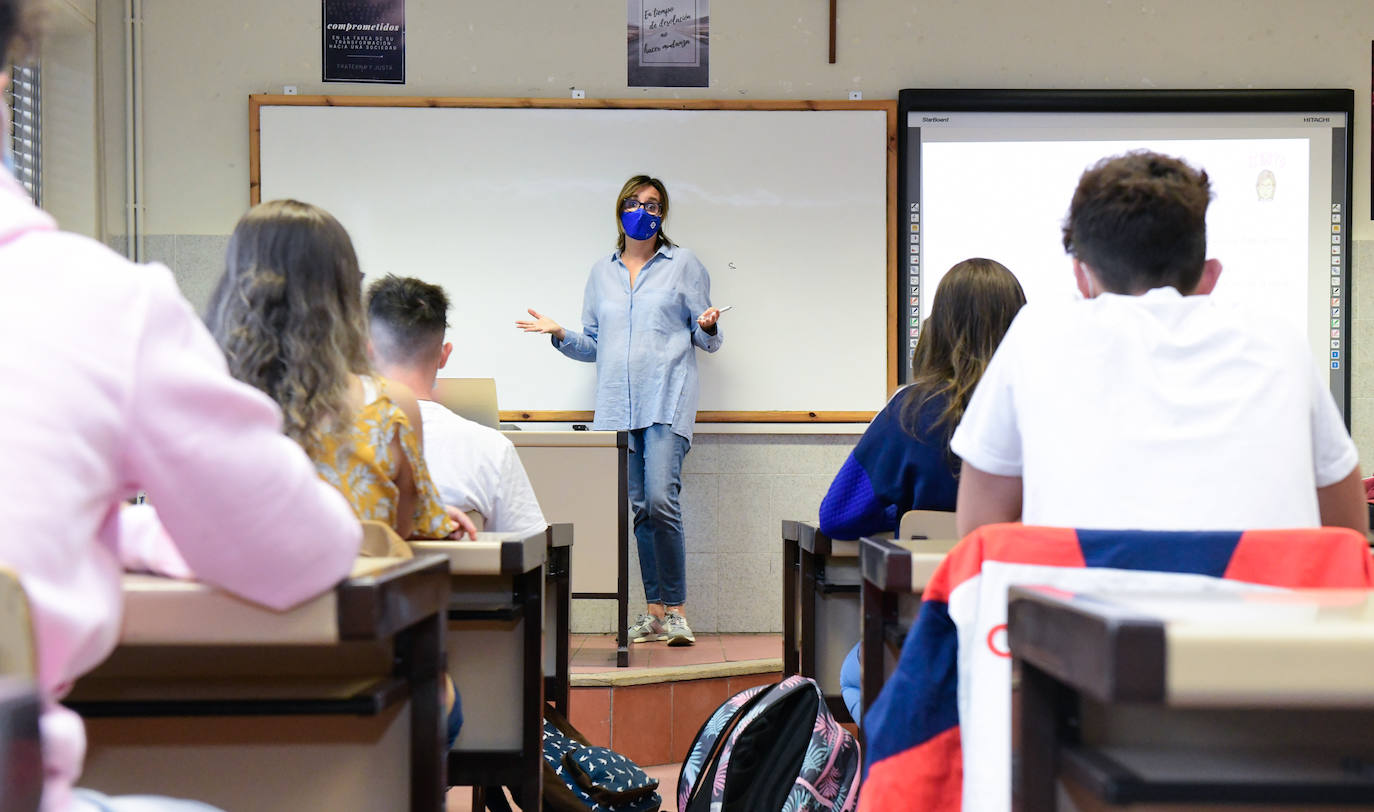 Primer día de los alumnos de Secundaria y Bachillerato en el Colegio Cristo Rey de Valladolid.