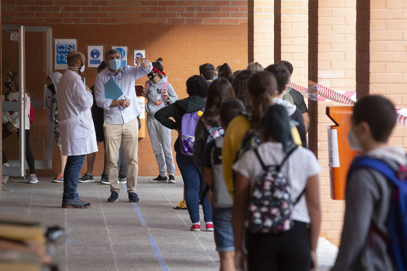 Primer día de los alumnos de Secundaria y Bachillerato en el IES Ribera de Castilla.