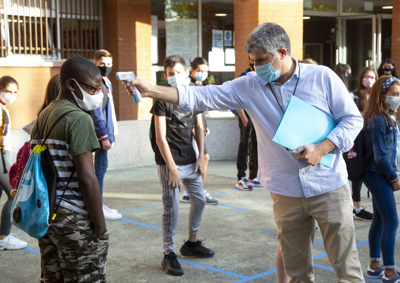 Primer día de los alumnos de Secundaria y Bachillerato en el IES Ribera de Castilla.