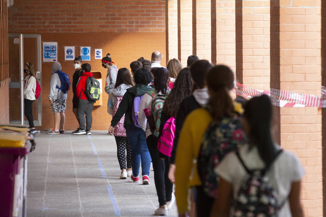 Primer día de los alumnos de Secundaria y Bachillerato en el IES Ribera de Castilla.