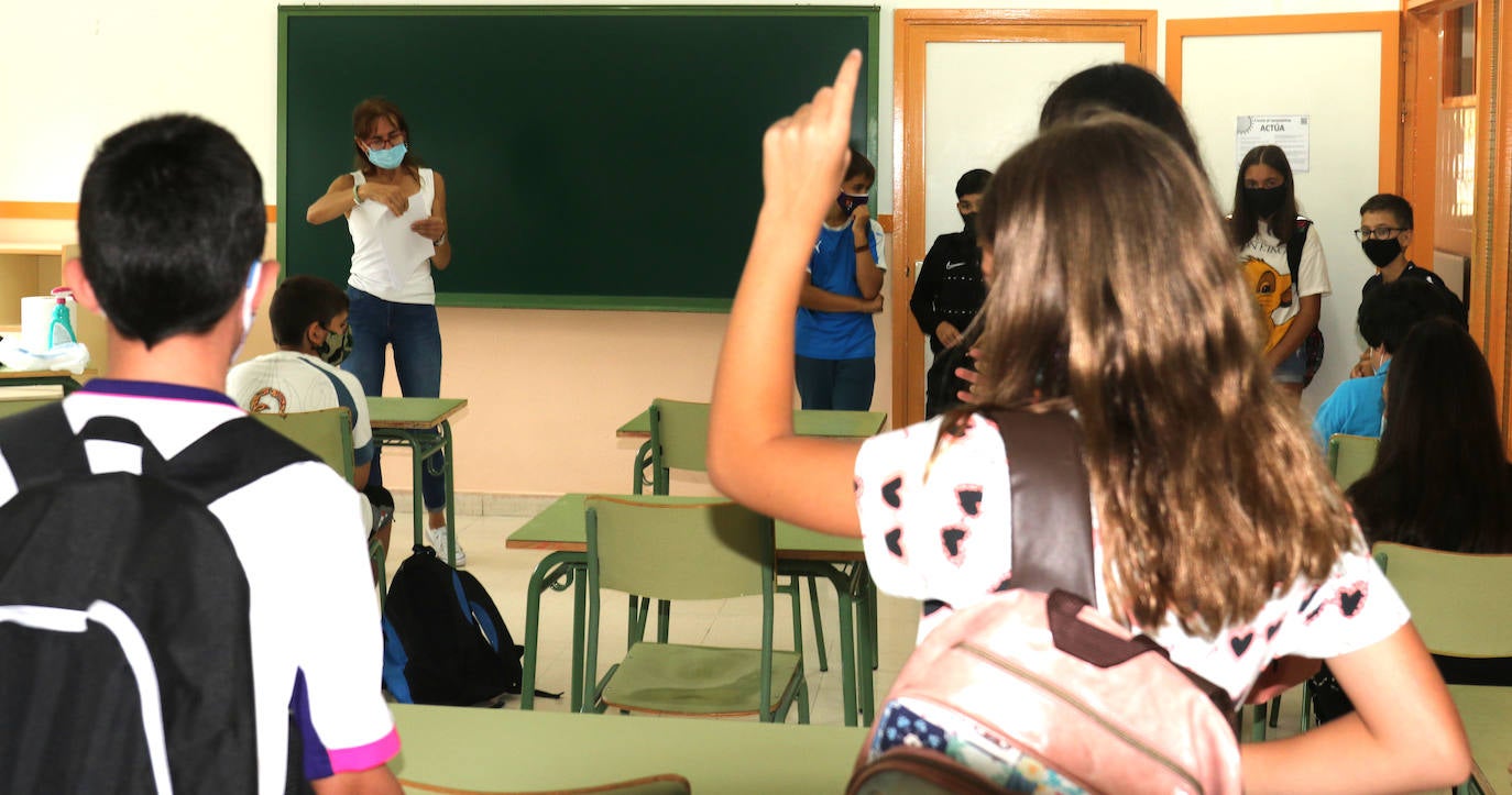 Primer día de los alumnos de Secundaria y Bachillerato en el IES Vega del Prado.