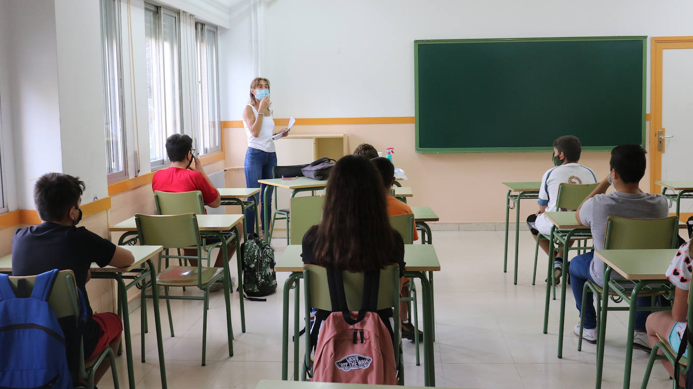 Primer día de los alumnos de Secundaria y Bachillerato en el IES Vega del Prado.