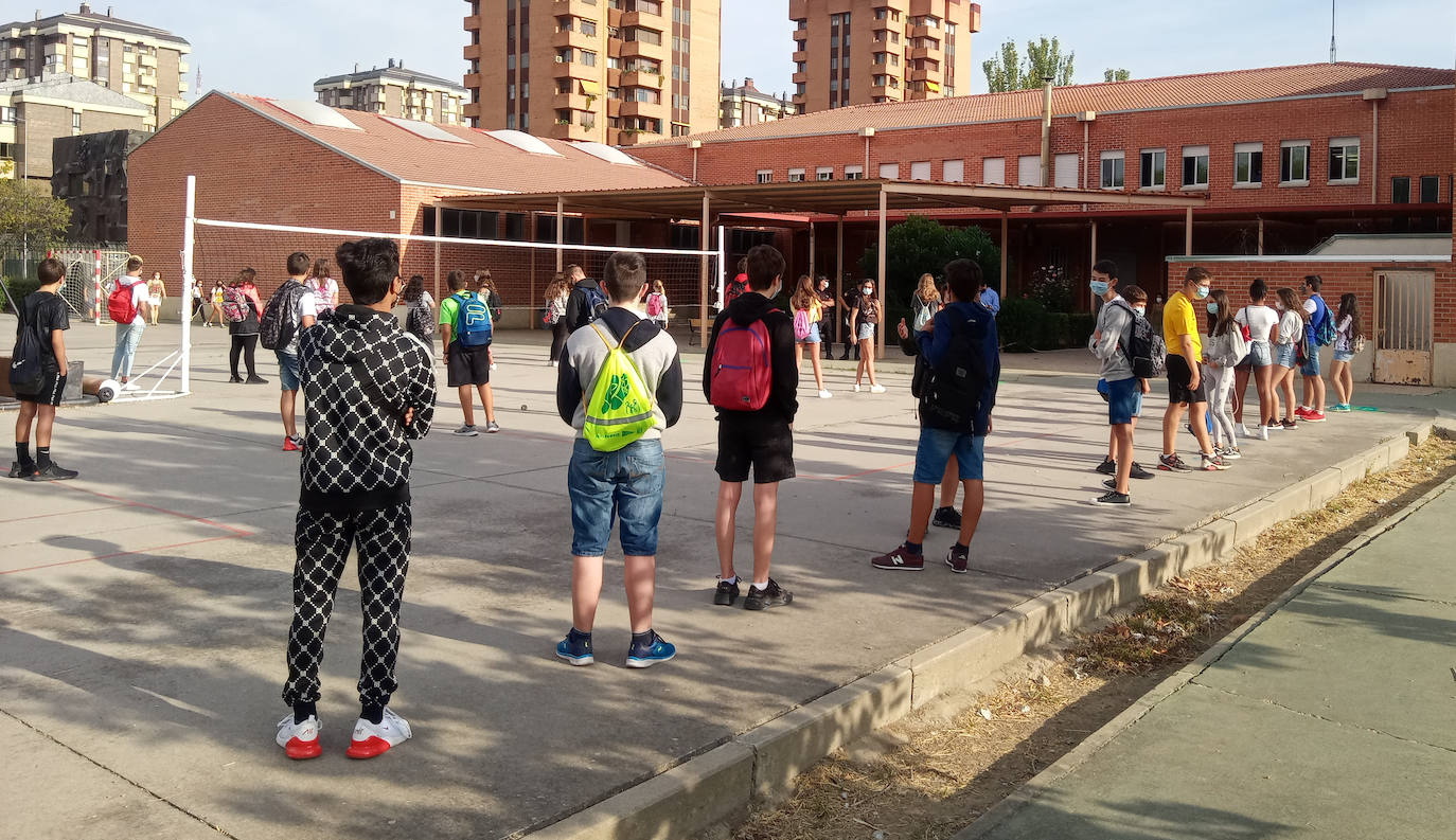 Primer día de los alumnos de Secundaria y Bachillerato en el IES Vega del Prado.