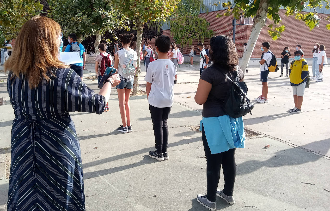 Primer día de los alumnos de Secundaria y Bachillerato en el IES Vega del Prado.