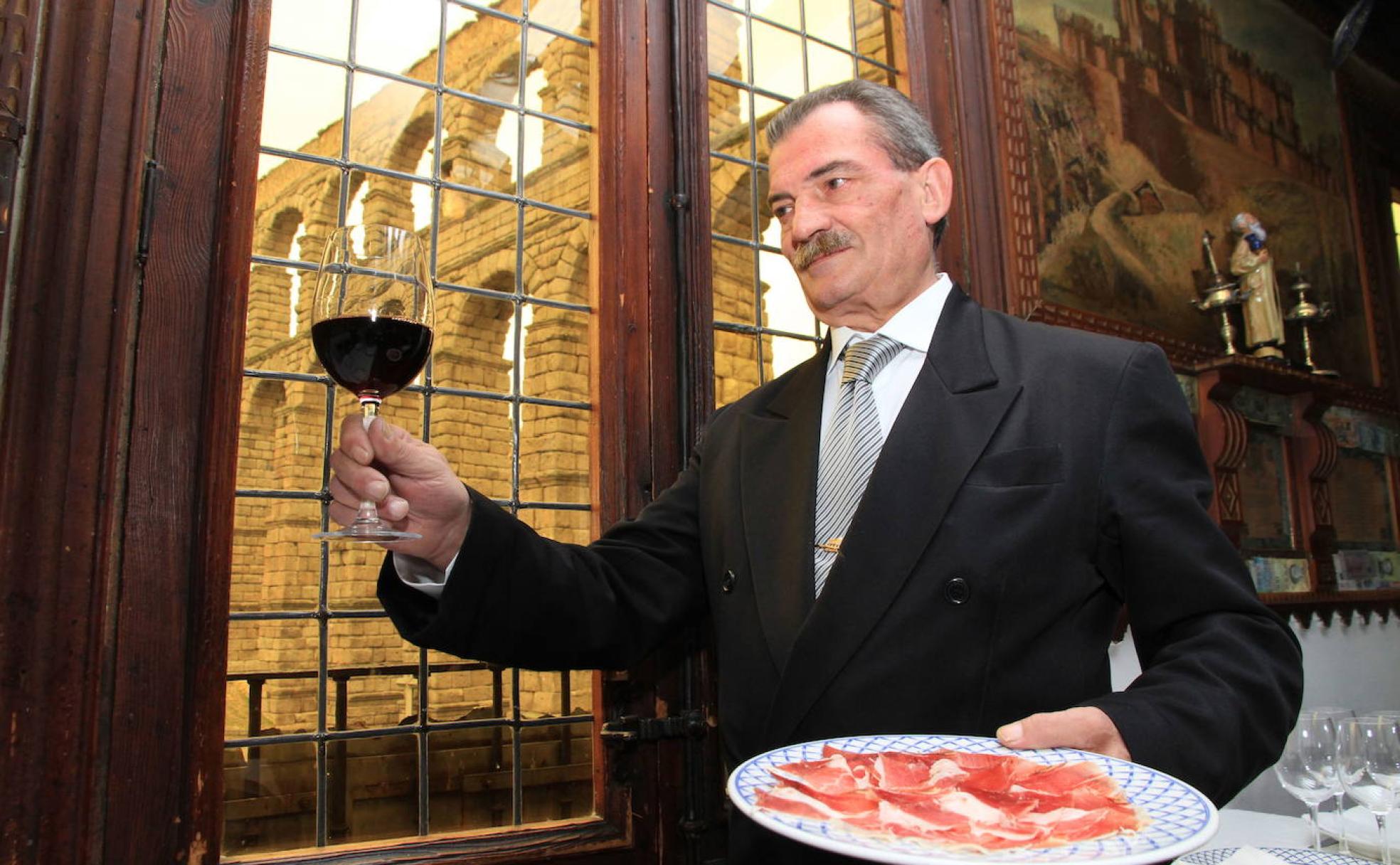 Pablo Martín, presidente de la Unión de Asociaciones Españolas de Sumilleres, en el restaurante Cándido.