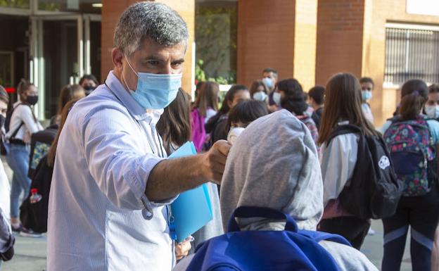 El director del IES Ribera de Castilla, Fernando García, mide la temperatura a un alumno. 