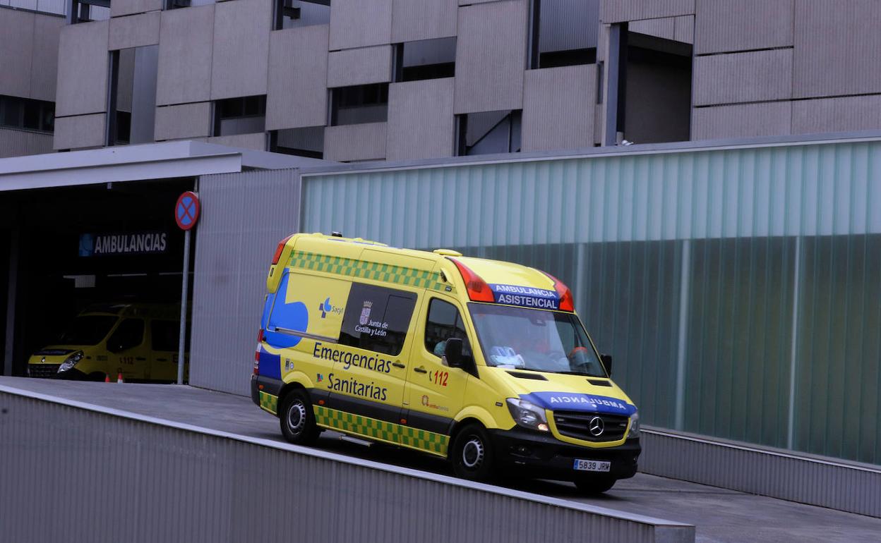 Una ambulancia sale de las Urgencias del Clínico de Valladolid. 