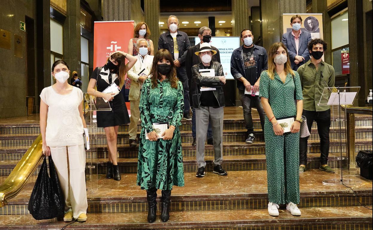 Foto de familia con los participantes en el homenaje a Benedetti, en la sede madrileña del Instituto Cervantes. 