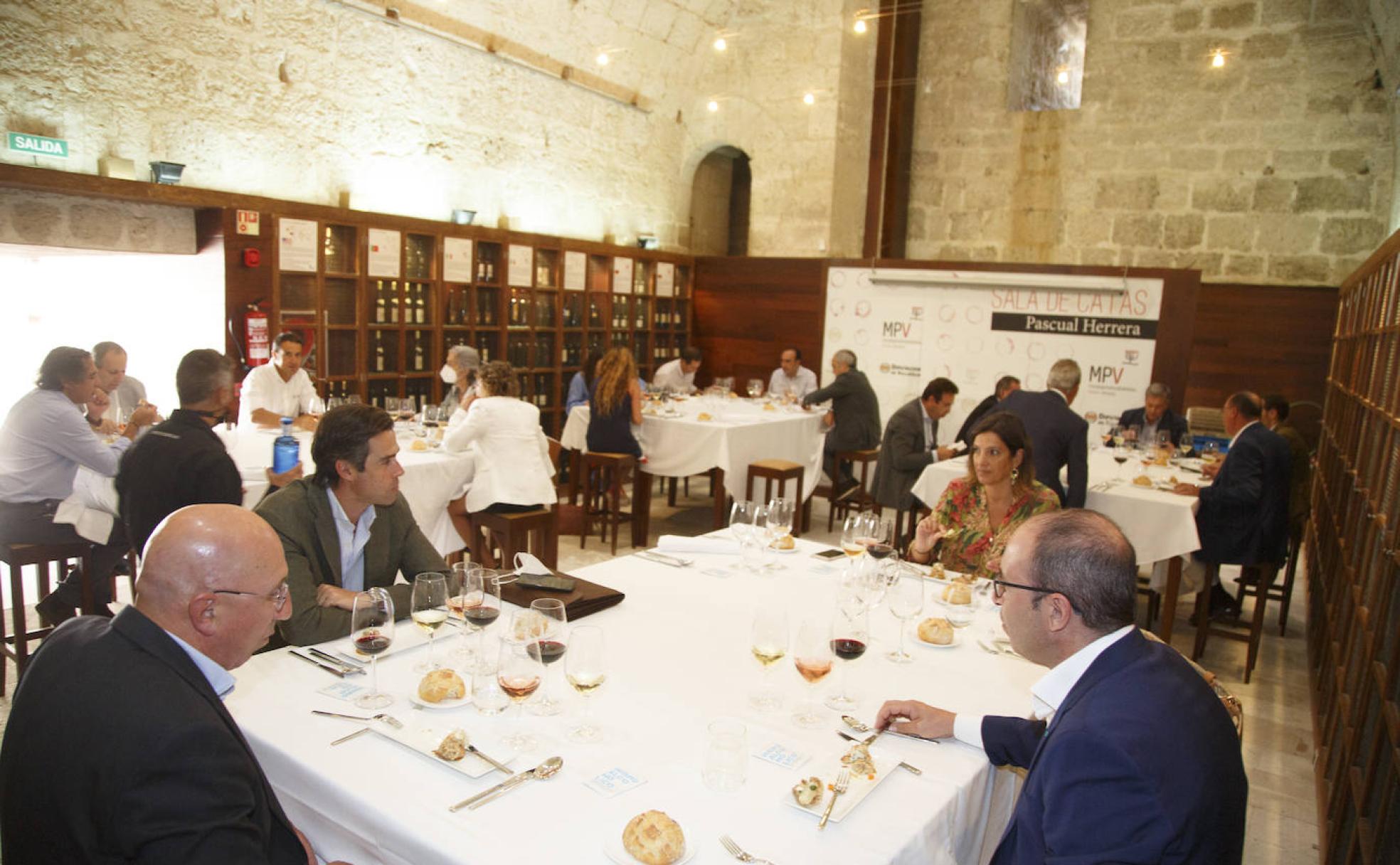 Los asistentes a la jornada durante la degustación organizada por Alimentos de Valladolid. 