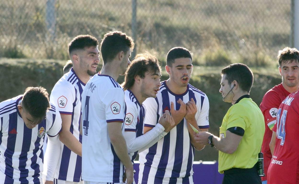 Jugadores del Real Valladolid Promesas durante un partido de la pasada campaña.