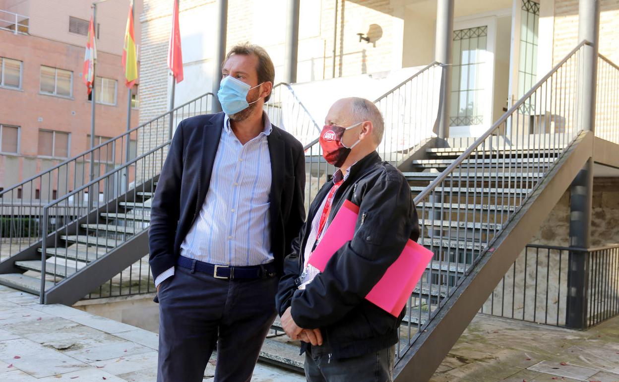 El alcalde de Valladolid, Óscar Puente (i) y el secretario regional de UGT, Faustino Tembrano asisten al congreso (FICA-UGT) .