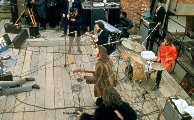 Imagen principal - Concierto en la azotea del edificio londinense de Apple Corp el 30 de enero de 1969, la última actuación en vivo de los Beatles. Abajo, foto de las sesiones de grabación de 'Let it be' y Lennon, con Bardot.