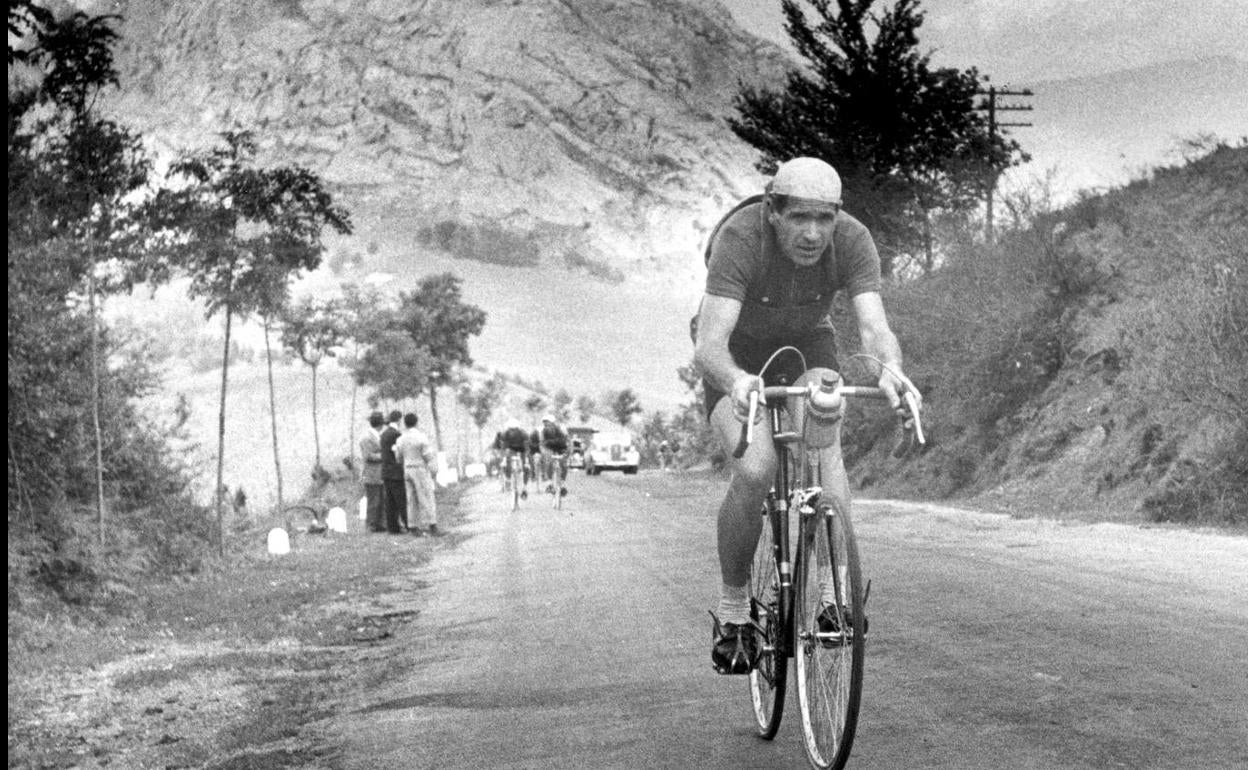 Dalmacio Langarica asciende por las rampas de Urkiola en el Campeonato de España de Montaña de 1953. 