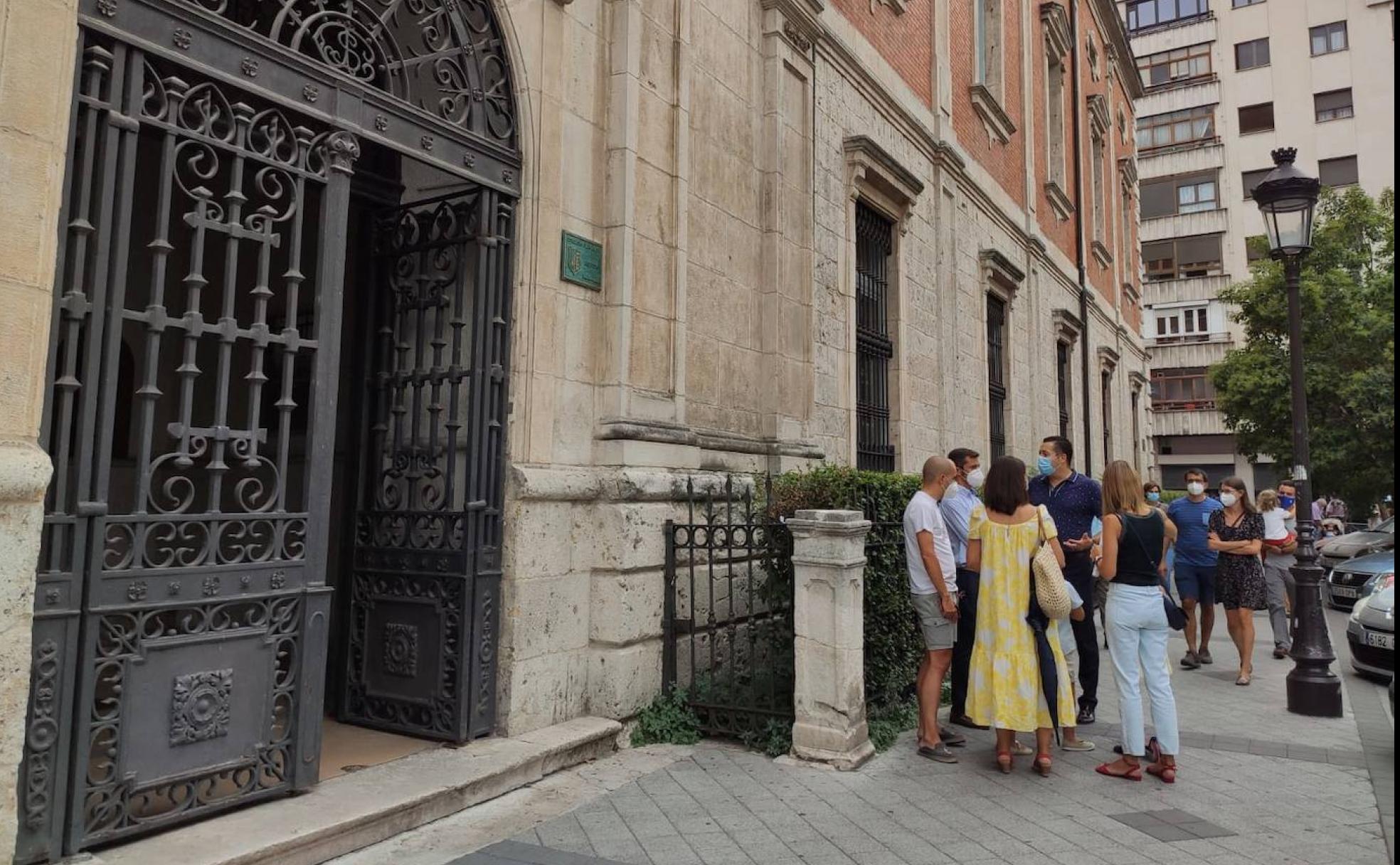 Un grupo de padres, ayer a las puertas del San José después de que se realizaran los test a sus hijos. 