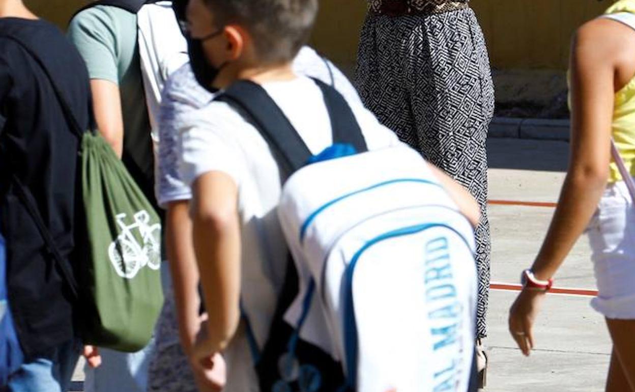 Un grupo de alumnos regresa a las aulas.