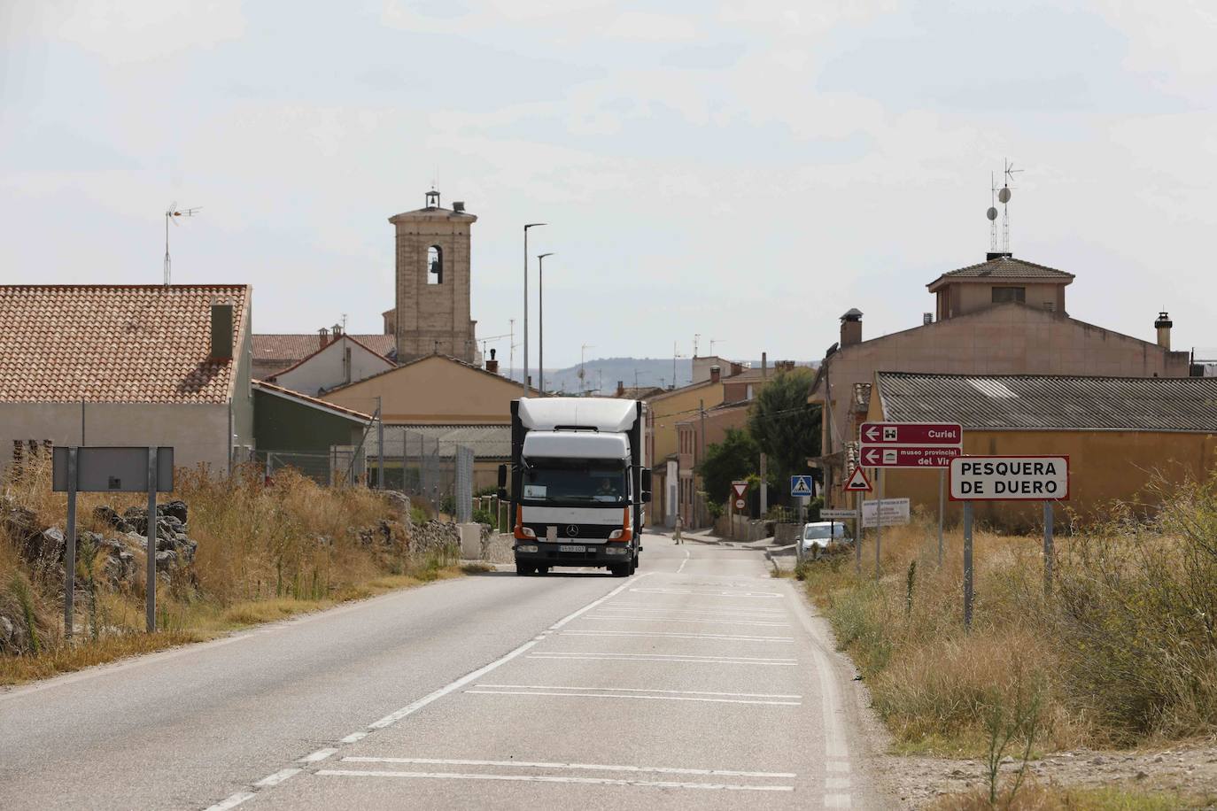 Acceso al pueblo por carretera Pesquera de Duero-Encinas de Esgueva VA-VP-3014.