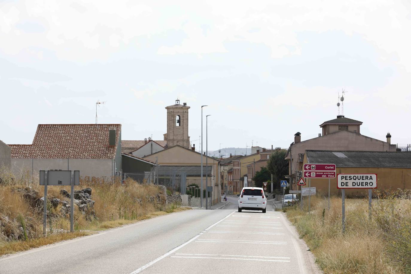 Acceso al pueblo por carretera Pesquera de Duero-Encinas de Esgueva VA-VP-3014.