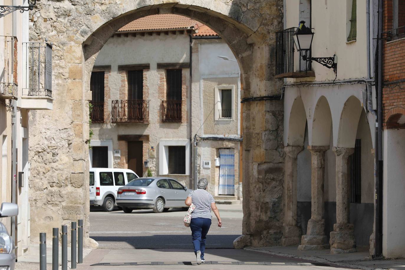 Sanidad ha anunciado la restricción de la movilidad con aislamiento durante las dos próximas semanas ante la sospecha de que se produzca transmisión comunitaria, pues el 10% de la población está contagiada