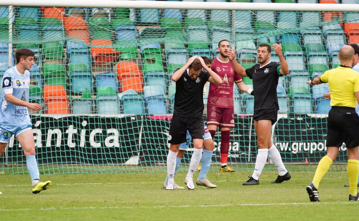 Sergio Molina se lamenta de una ocasión ante el Astorga. 