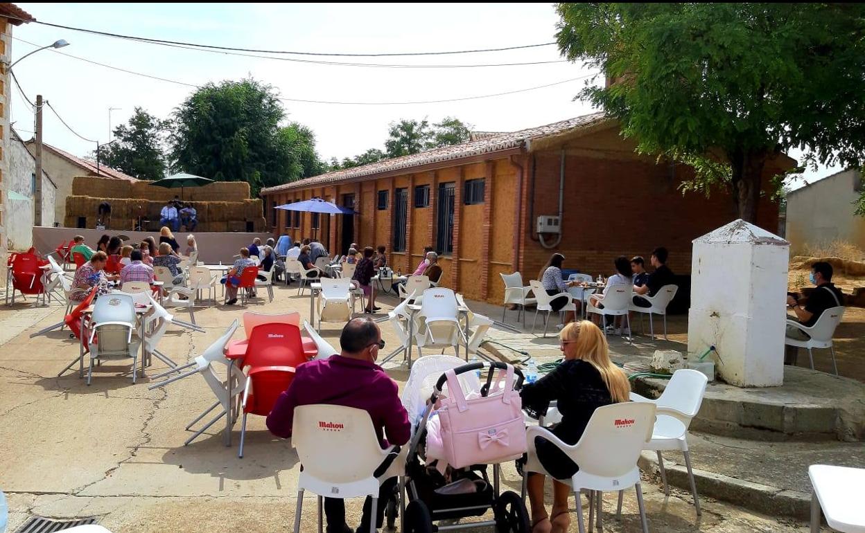 Los vecinos del municipio mantienen las distancias durante el vermú flamenco. 