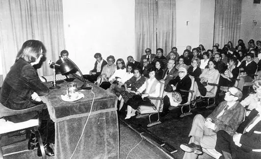 Francisco Umbral pronuncia una conferencia en el Aula de Cultura de El Norte de Castilla, en mayo de 1980, con Miguel Delibes, a la derecha, como uno de sus oyentes