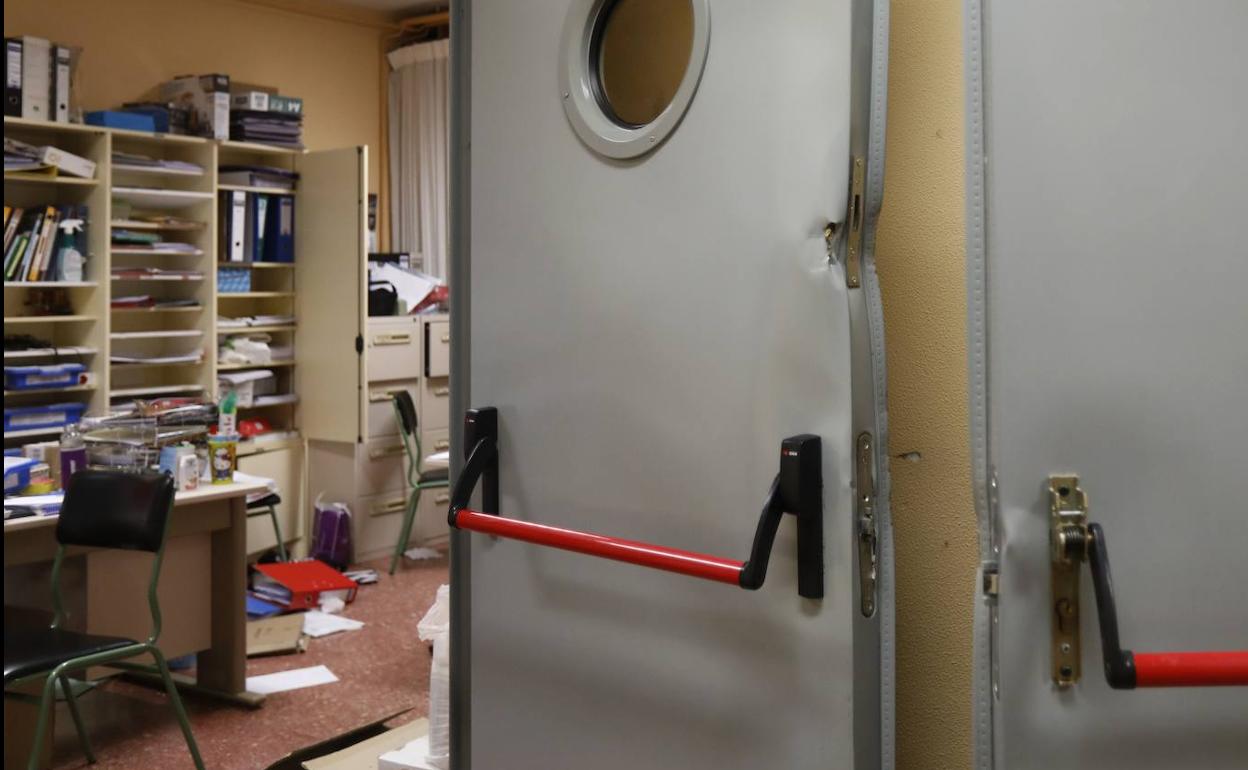 Puertas forzadas en los despachos en los que los ladrones han buscado objetos de valor.