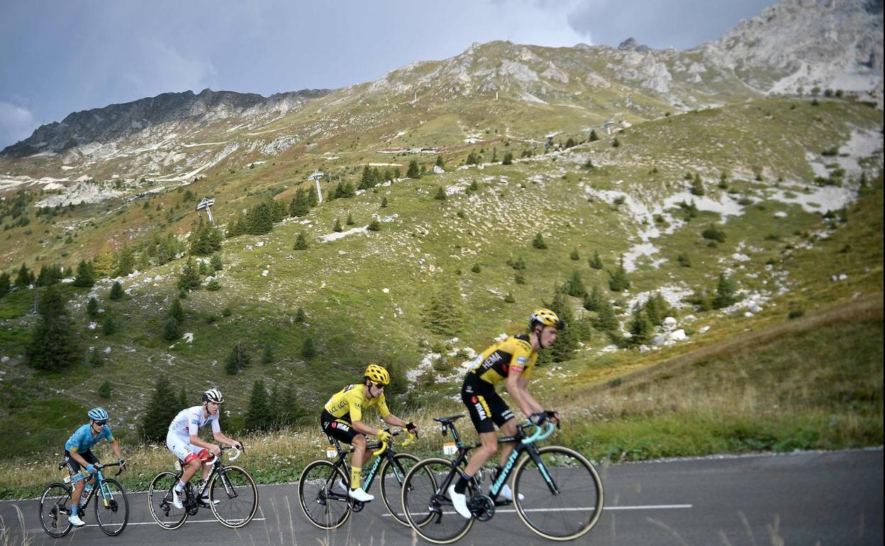 Miguel Angel López, Pogacar, Primoz Roglic y Kuss escalan el col de Loze. 