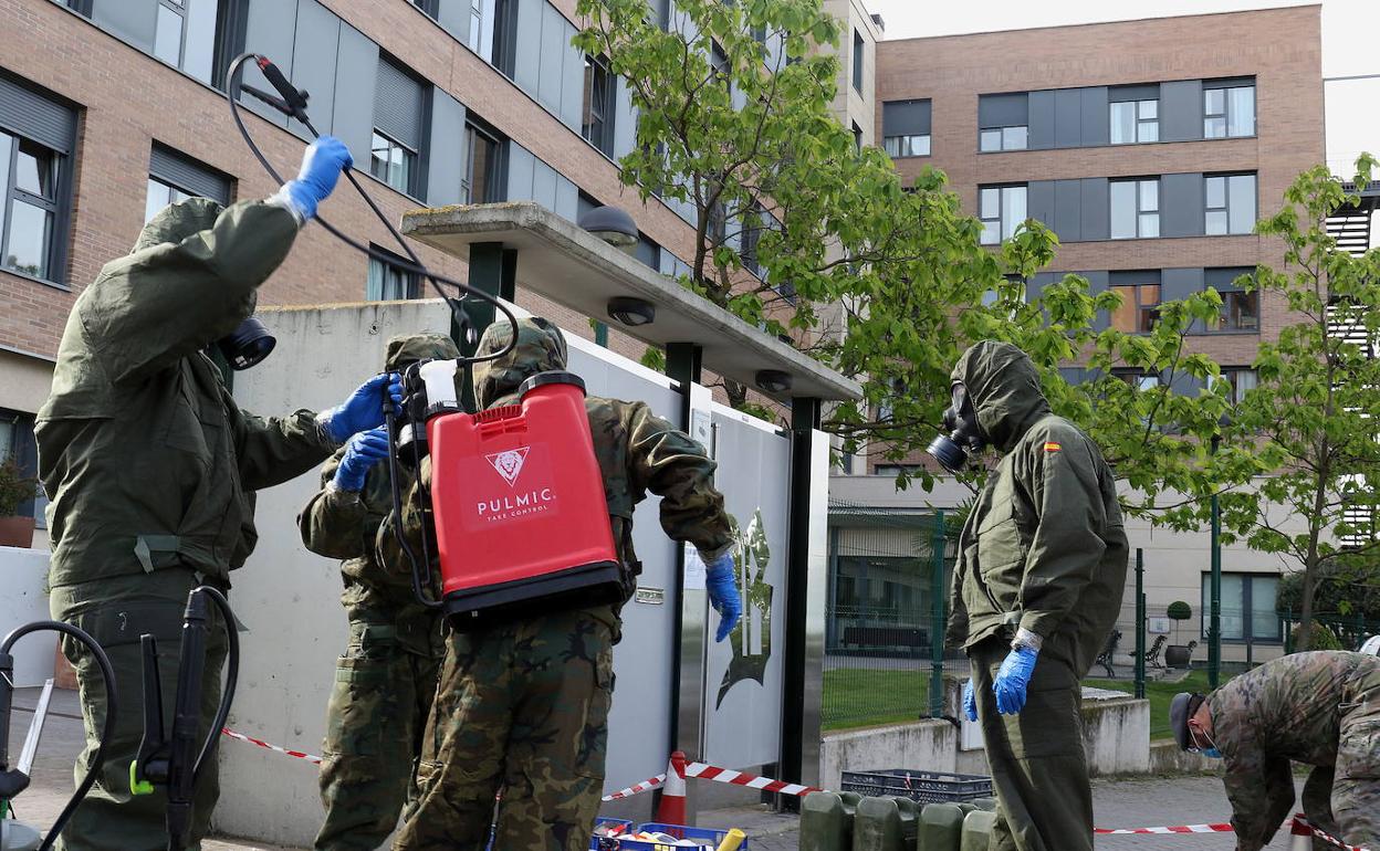 Militares en la desinfección de una residencia de Valladolid.