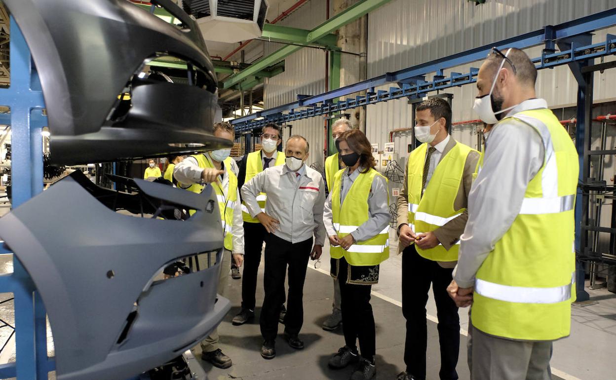 La consejera de Empleo e Industria, Carlota Amigo, visita la planta de Nissan Motor Ibérica. 