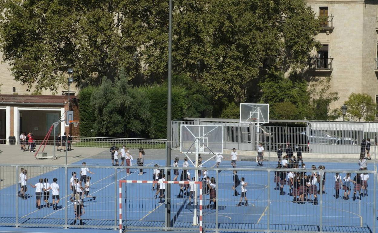 Alumnos del Colegio San José, durante un recreo. 