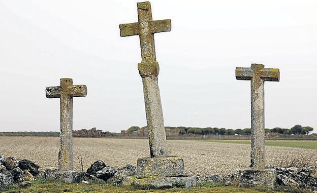 Imagen principal - Arriba, Vía Crucis de piedra; debajo, sagrario labrado en madera, guardado en la sacristía de la iglesia de los santos Justo y Pastor y Cristo de la Paciencia del siglo XVII. 