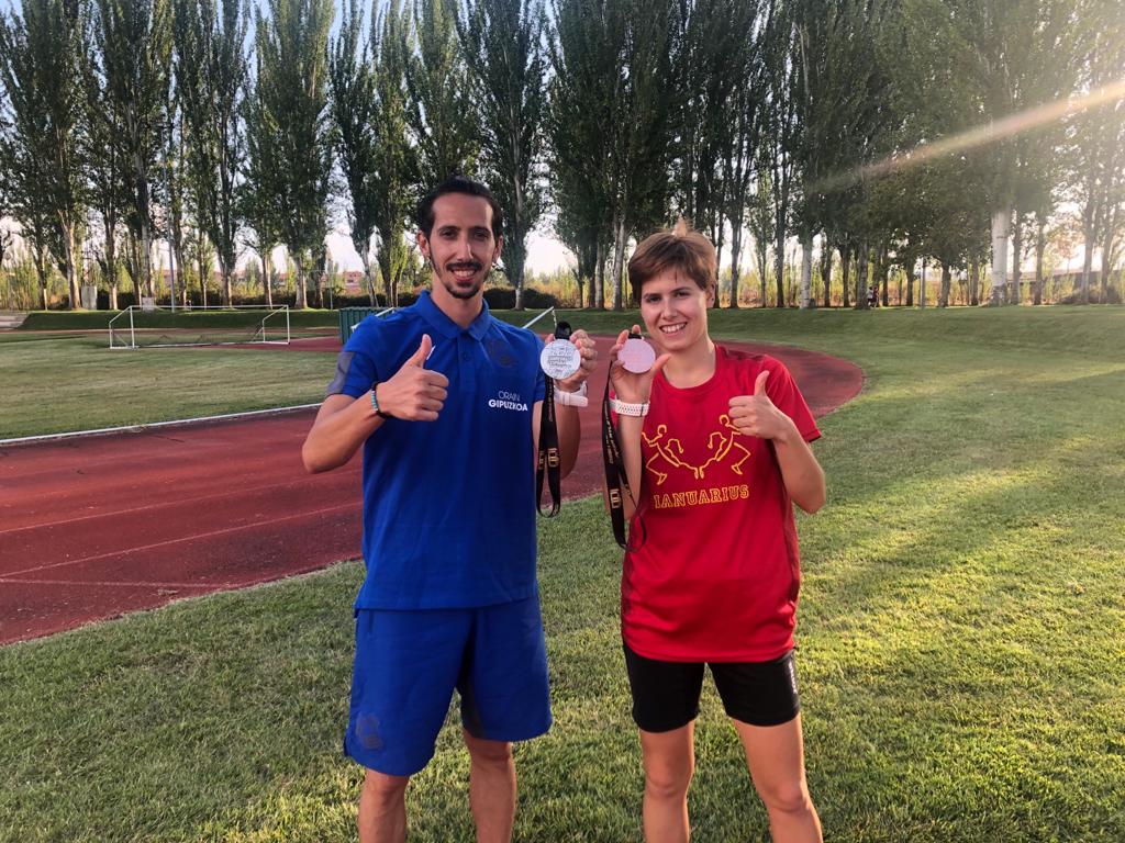 Mario y Marina Sillero posan con sus medallas en Salas Bajas. 