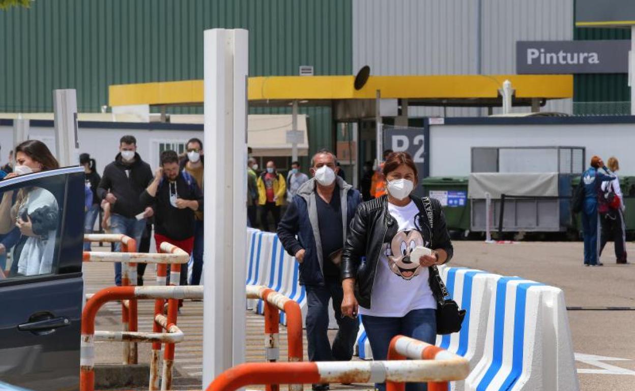 Trabajadores a la entrada de las instalaciones de Renault en Palencia,