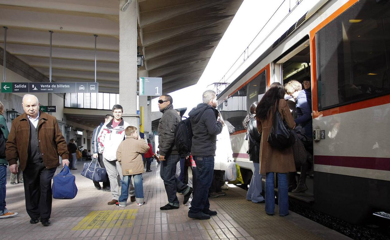 Usuarios del ferrocarril en la estación de trenes de Ávila.