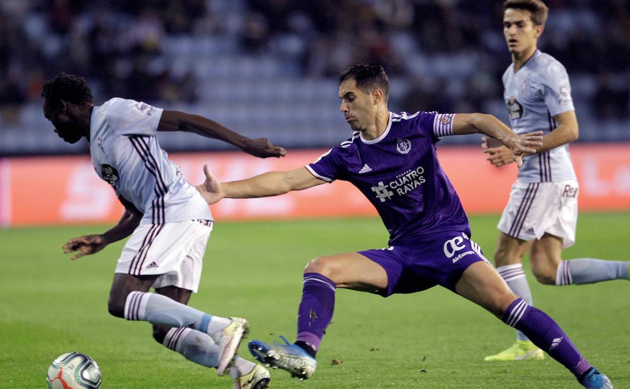 Moyano intenta detener a Pione Sixto durante el Celta-Real Valladolid de la pasada campaña.