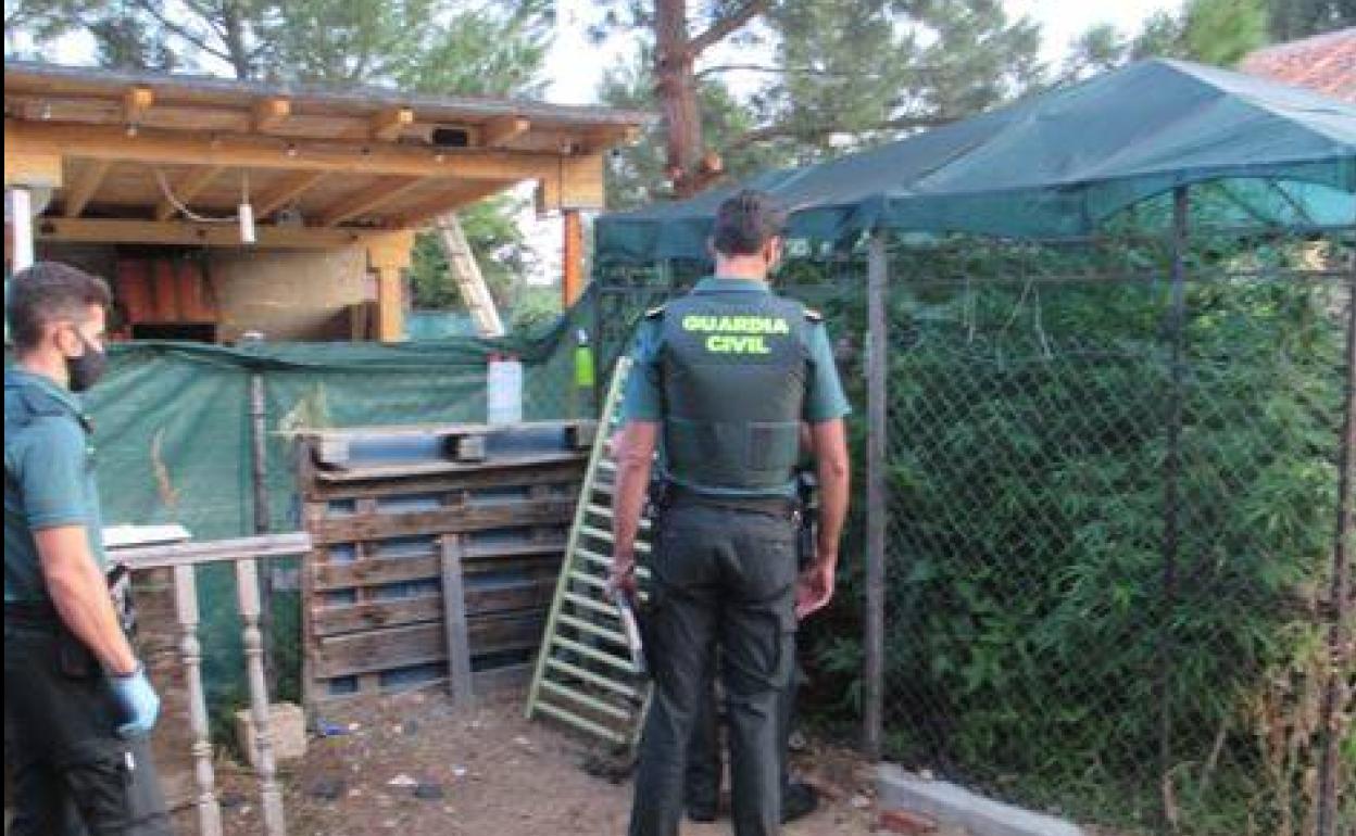 Los agentes de la Guardia Civil, en el interior de la vivienda.